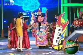 女孩驮着二十斤的大头娃娃跳舞，脸不红心不跳的，厉害视频封面