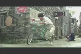 龙哥666！原来成龙才是跑酷的始祖，那一段失误，看着菊花都疼视频封面