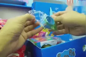 小猪佩奇的零食大礼包，粉红猪小妹食玩玩具视频封面