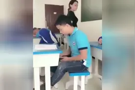 上课玩手机被老师发现，这手速好快啊，服了你了视频封面