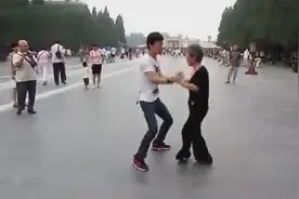 什么奇葩的广场舞组合没见过？帅小伙儿和老奶奶默契搭档，美醉了