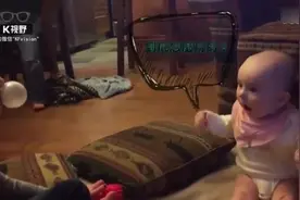 6个月的小宝宝看到姐姐吹泡泡糖，吓的目瞪口呆！哈哈哈图片