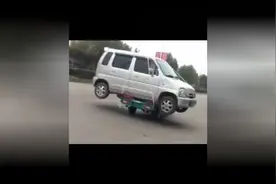 实拍电动三轮车拉着面包车跑，这也能做到大哥你真是太有才了图片