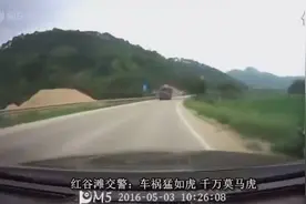 满载后八轮弯道掉砂石 吓蒙过往车辆图片