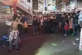 广州街边残疾流浪歌手阿龙演唱《涛声依旧》图片