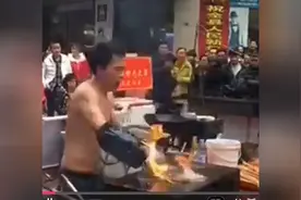 街边铁板鱿鱼，小伙跳的也太嗨了，鱿鱼都烤焦了，赚钱真不容易图片