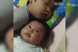 哥哥哄妹妹睡觉，谁知道妹妹精力太大，我实在撑不住了！图片