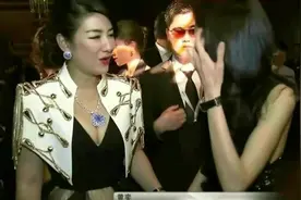 黄奕进军整形美容业 对镜微笑面部僵硬视频封面