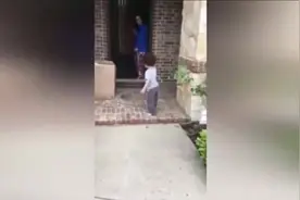 2岁小男孩目送外婆出门，依依不舍的真情告白萌翻大票网友图片