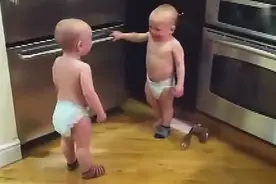 两个哒哒哒火星小孩最新搞笑视频图片