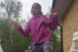 这该是史上最失败的憋笑挑战了，俩小姑娘却把我笑傻了图片