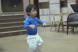 谢霆锋儿子lucas模仿迈克杰克逊，演技舞蹈一级棒，帅呆了。图片