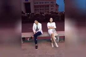 大哥你挺讲究啊，吃个屁还吐皮呢，女的一句话让男的瞬间石化图片