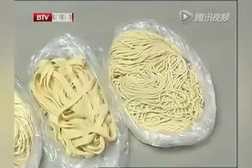 面条为什么会变色？视频封面