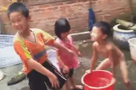 夏天农村的孩子这样洗澡，好欢乐图片