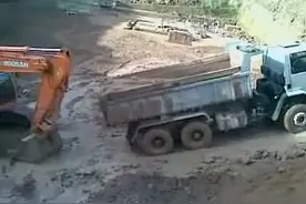 大货车装稀泥，实在爬不上坡了，挖掘机出手相助！图片