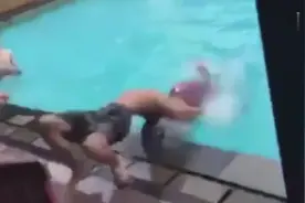 实拍两名少年泳池边做后空翻发生惨剧 一人当场断颈死亡图片