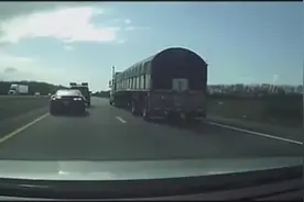 高速路上路怒斗气，最后选择同归于尽！视频封面