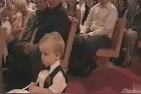 可爱花童抗议这次婚礼——萌死了图片