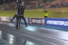 摩托直线加速赛中出现的事故——就在起步的一瞬间图片