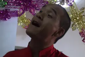 小伙随地吐痰要被罚50，他用什么奇葩的方法给解决了？视频封面