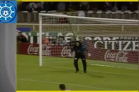 致敬经典！南美小妖赛场现神来之笔！伊基塔式蝎子摆尾破门！图片