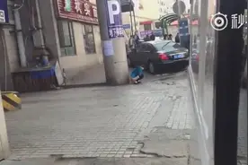 女子就地如厕有碍市容，路人经过却无人上前劝阻图片