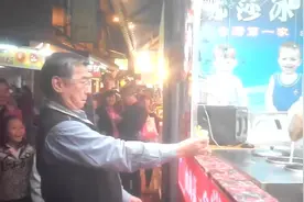 土耳其冰淇淋老板 遇到来踢馆的对手啦，老爷爷太可爱！图片