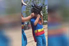 哥哥力MAX！轩皓哥俩变身胖瘦超人，帮弟弟整理眼镜太有爱了图片