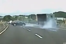 SUV高速路和大货车长时间并行 悲剧发生了！图片