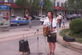 济南街头歌手吉他弹唱 《天使的翅膀》图片