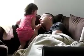 小萝莉喊爸爸起床，竟用出这样的招式，不愧是爸爸上辈子的情人！图片