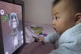 5个月的小宝宝和TOM猫的可爱对话！这只猫怎么抓不到?图片