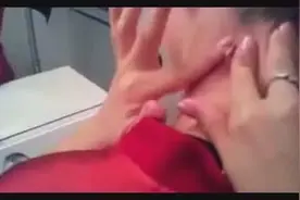 女子颈部长了一个疮，各种挤压终于出来了！爽！