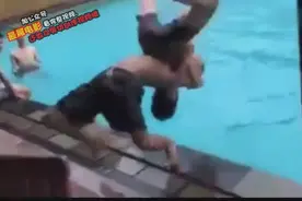 惨!两少年泳池做后空翻 一人当场断颈！视频封面
