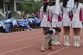 女子表演队校园表演，小宝宝跑去观看，接下来一幕让人笑疯了！图片