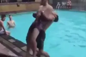 两名少年泳池边欲做后空翻发生惨剧，一人当场断颈死亡视频封面