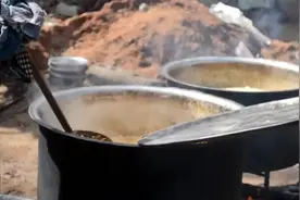 印度农村遇到大事的大锅饭，做饭的过程看的目瞪口呆，这好吃么？图片