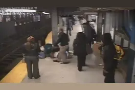 还是好人多！众人冒险合力地铁轨上救人视频封面