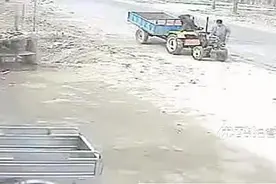 哥两喝醉后开拖拉机  玩起漂移不输超跑视频封面