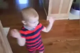 这熊孩子和小女孩搂抱之后开心的不得了！视频封面