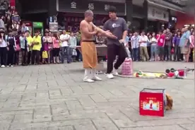 街头惊现令人胆寒的少林绝技！城管也不敢上前图片