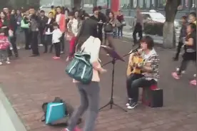 天河城街头女艺人吉他弹唱《可惜不是你》图片