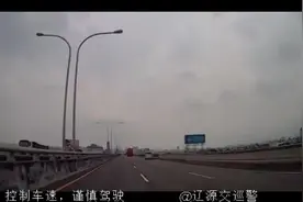 恐怖车祸：红车全速超车，前车突然变道　让它四脚朝天图片