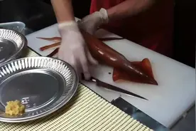 现场直播把活鱿鱼切成生鱼片，看完后你还吃得下去吗？图片