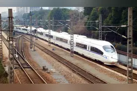 高铁动车中途换车次 G7319次换向出杭州站变成G7318次