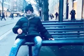 4岁嗯哼比爸爸会拍照 两张对比网友服了