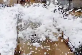 印度热带城市现全城“飘雪”奇观，吓得当地人纷纷躲避，不敢出门视频封面