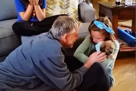 外国小孩收到小奶狗直接开心到哭！你还记得自己当时的心情吗？视频封面