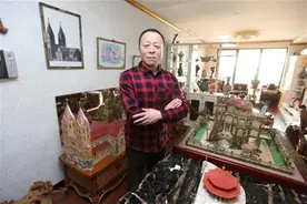青岛大叔醉心贝壳工艺制作 30万片贝壳雕出迎宾馆图片
